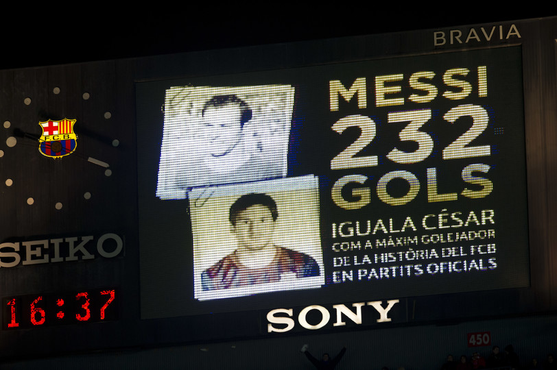 Табло стадиона объявляет, что Месси повторил рекорд Сесара по количеству голов за ФК Барселона
