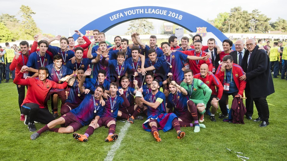احتفالات لاعبي برشلونة تحت 19 سنة بلقب دوري أبطال أوروبا للشباب 79836007