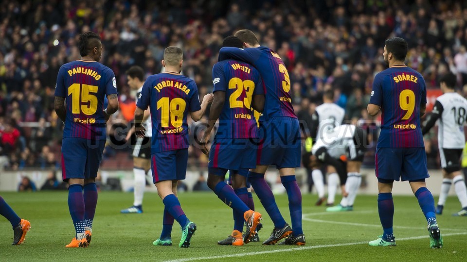 صور مباراة : برشلونة - فالنسيا 2-1 ( 14-04-2018 )  78356329