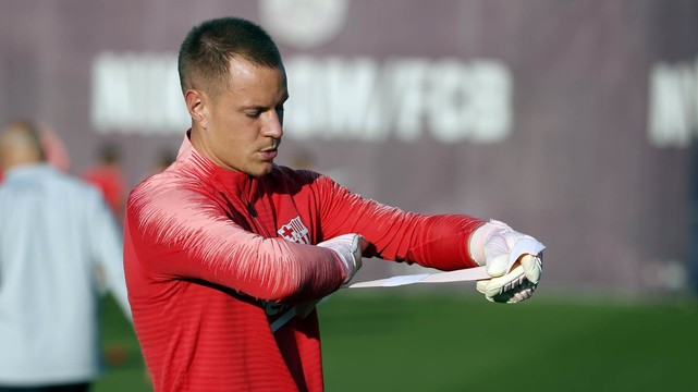 Ter Stegen saat latihan di Ciutat Esportiva