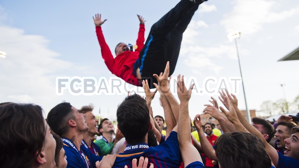 احتفالات لاعبي برشلونة تحت 19 سنة بلقب دوري أبطال أوروبا للشباب 79836013