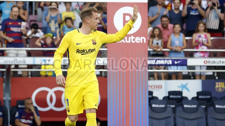 تقديم اللاعبين أمام جماهير برشلونة قبل مباراة كأس غامبر 51728753