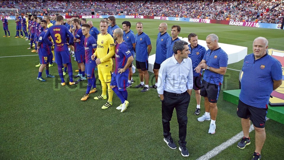 تقديم اللاعبين أمام جماهير برشلونة قبل مباراة كأس غامبر 51729009