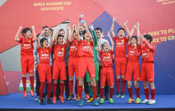 The Barça Academy Katsushika celebrate their Under-13s victory