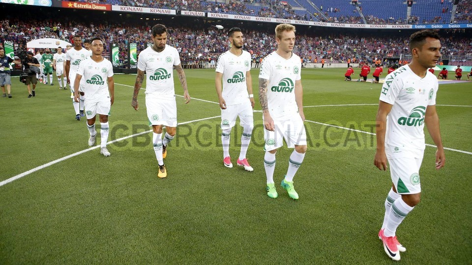 تقديم اللاعبين أمام جماهير برشلونة قبل مباراة كأس غامبر 51729015