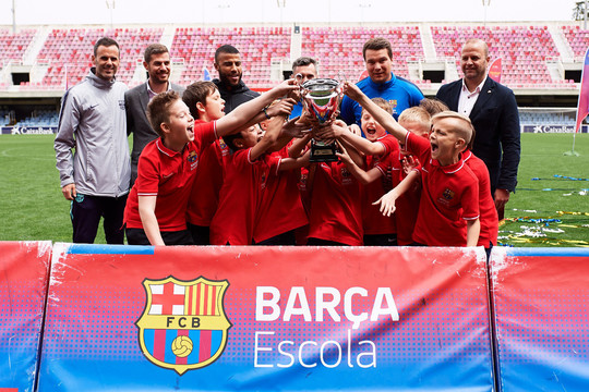Moment de celebració dels finalistes del torneig, que van rebre la copa de mans de Rafinha Alcántara.