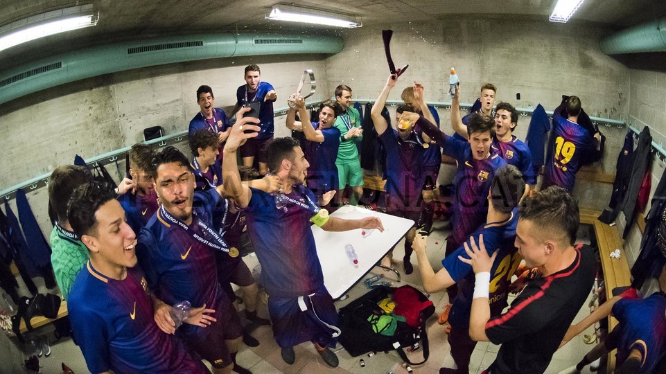 احتفالات لاعبي برشلونة تحت 19 سنة بلقب دوري أبطال أوروبا للشباب 79836031