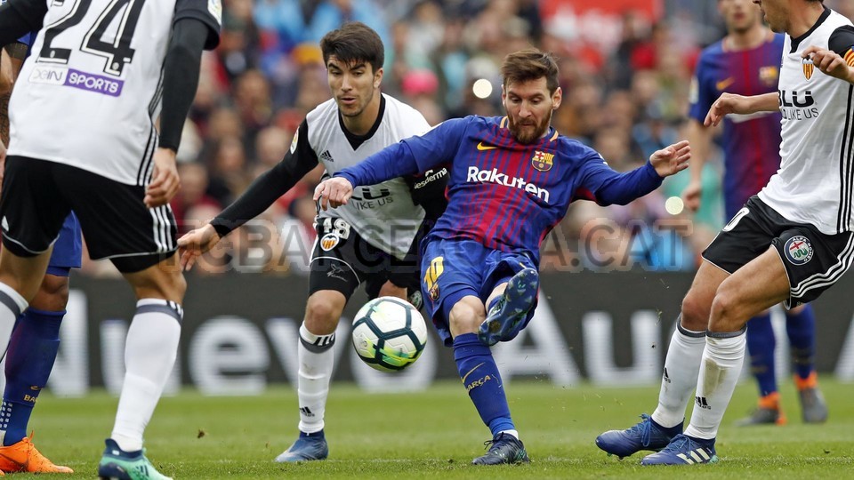 صور مباراة : برشلونة - فالنسيا 2-1 ( 14-04-2018 )  78356868