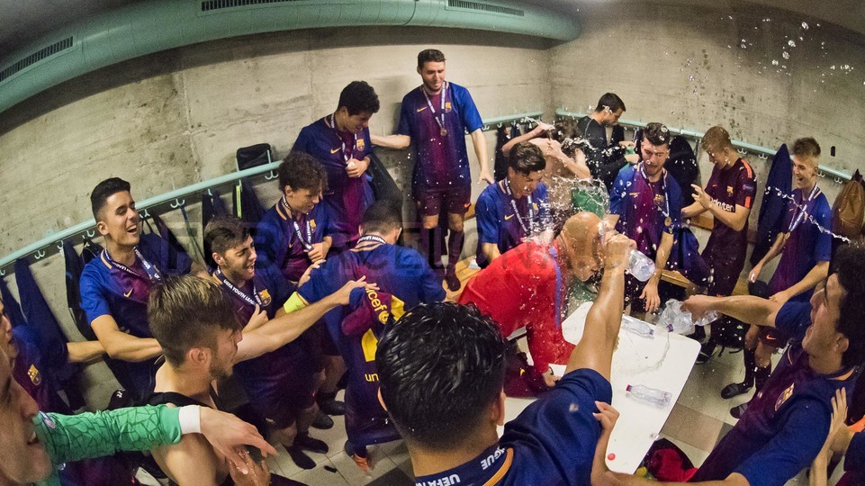 احتفالات لاعبي برشلونة تحت 19 سنة بلقب دوري أبطال أوروبا للشباب 79836037