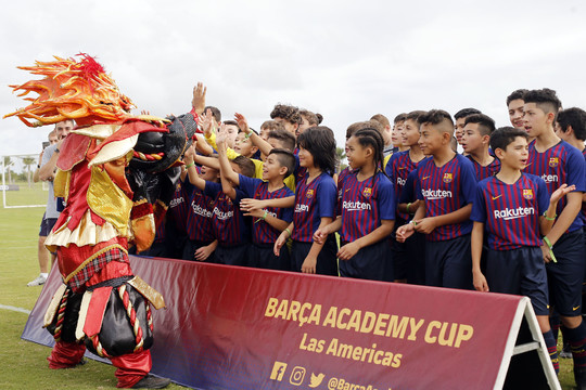 Los jugadores de la Barça Academy Pro NY, saludando a uno de los diablos cojuelos.