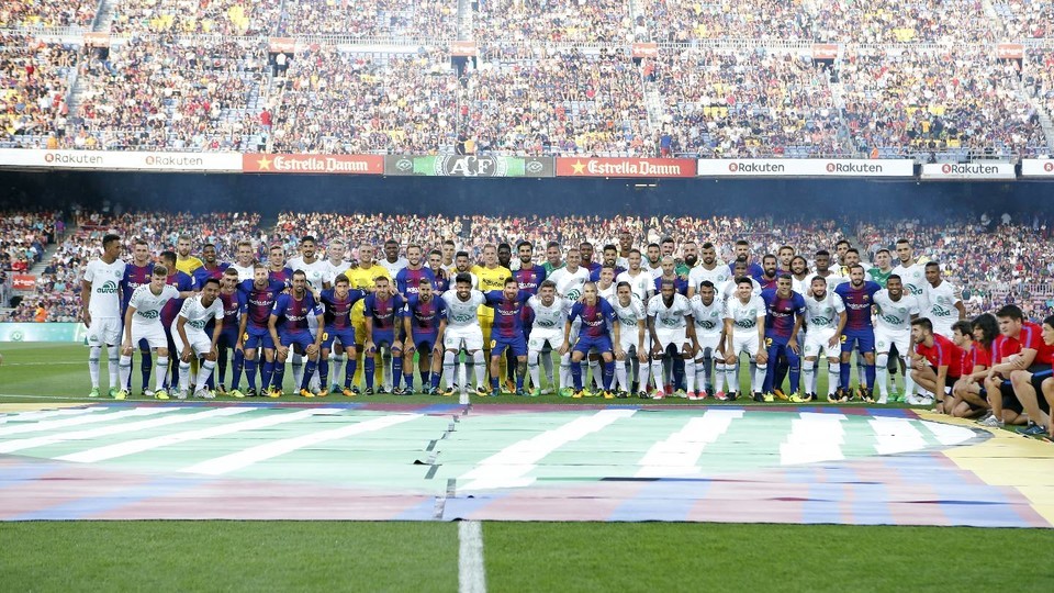 تقديم اللاعبين أمام جماهير برشلونة قبل مباراة كأس غامبر 51729033