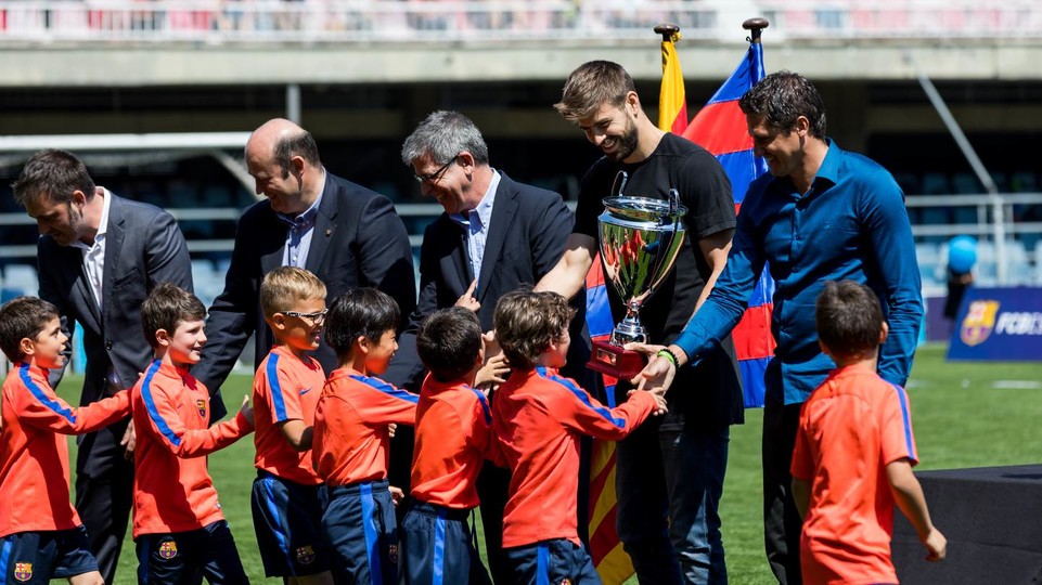 Gerard Piqué presents trophies for FCBEscola International ...