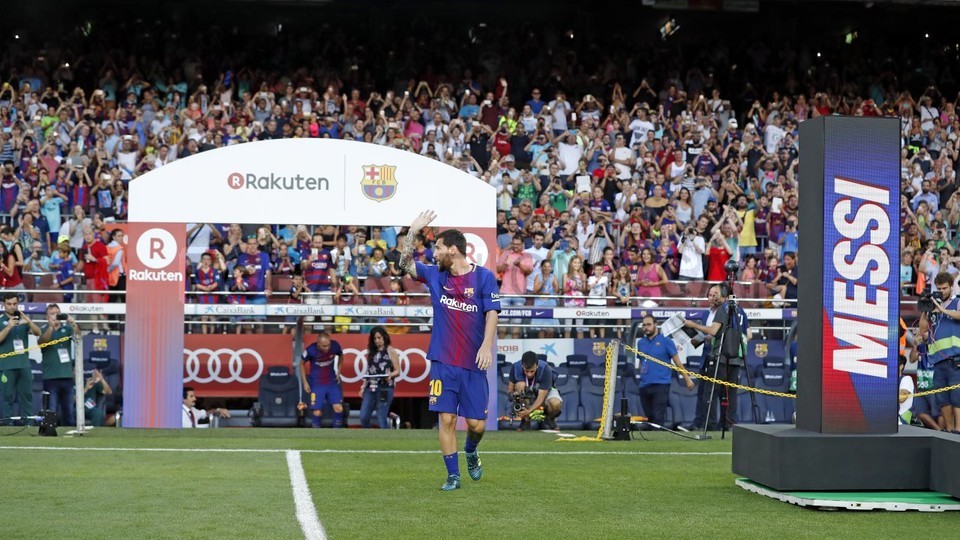 تقديم اللاعبين أمام جماهير برشلونة قبل مباراة كأس غامبر 51728783