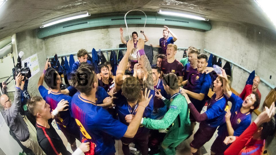 احتفالات لاعبي برشلونة تحت 19 سنة بلقب دوري أبطال أوروبا للشباب 79836049