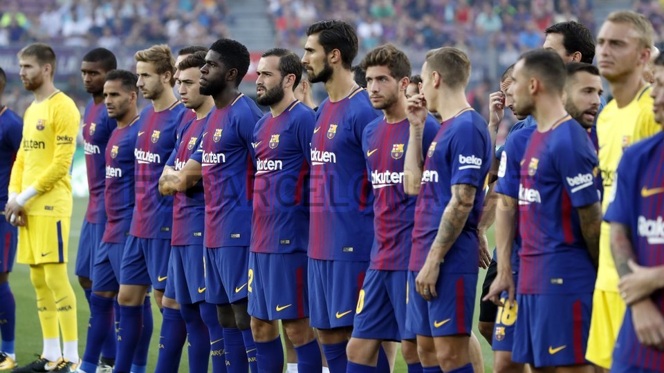 تقديم اللاعبين أمام جماهير برشلونة قبل مباراة كأس غامبر 51728795