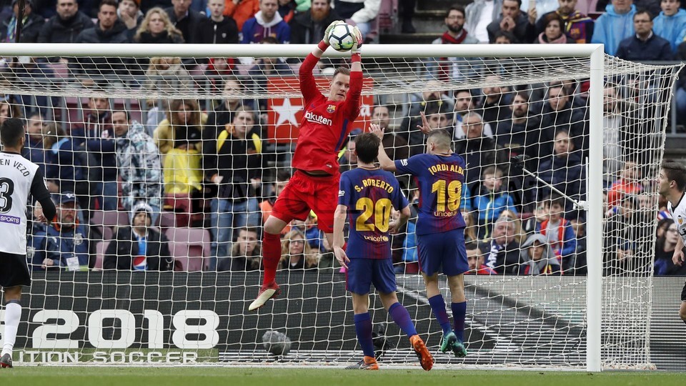 صور مباراة : برشلونة - فالنسيا 2-1 ( 14-04-2018 )  78356892