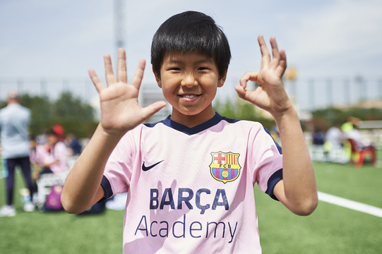 Niños de Barça Academy celebran la llegada del proyecto internacional número 50 en los cinco continentes.