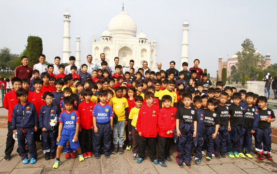 Los jugadores de la Barça Academy junto al miembro de la Junta Directiva Pau Vilanova y Luis Garcia durante su visita al Taj Mahal.