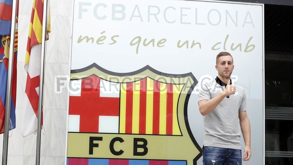 جيرارد دولوفيو يوقع رسمياً عقد عودته لصفوف برشلونة 49751720