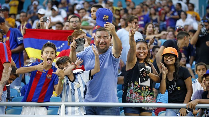 Tens of thousands attend Barça training session at Hard Rock Stadium