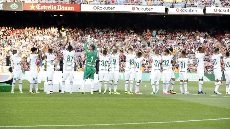 تقديم اللاعبين أمام جماهير برشلونة قبل مباراة كأس غامبر 51728913
