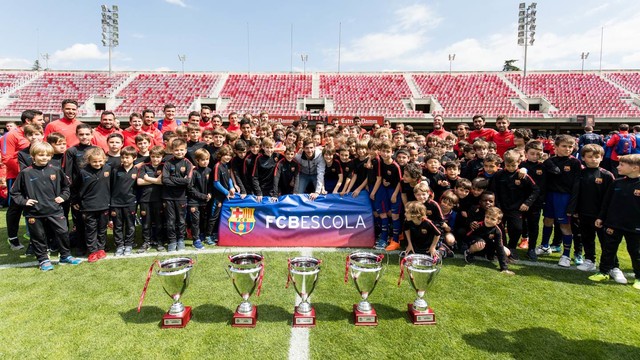 El padrí del 2018, Sergi Roberto, amb els jugadors de la Barça Escola Barcelona, que van sumar cinc dels vuit trofeus en joc.