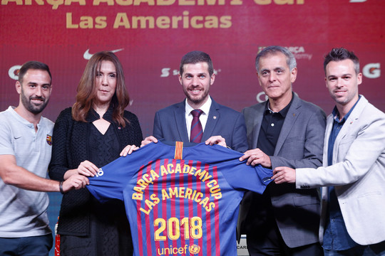 David García, local project director of Barça Academy República Dominicana; Fabeka Lebrón, founder and representative of Barça Academy in the Dominican Republic; Carles Martín, director of the Barça Academy project; Danilo de la Pava, head of international sponsorship at ScotiaBank; and Xavier Mondelo, director of the Barça Academy America International Project, with the Barça Academy Las Américas Cup tournament shirt.