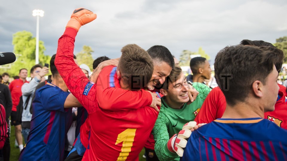احتفالات لاعبي برشلونة تحت 19 سنة بلقب دوري أبطال أوروبا للشباب 79835923