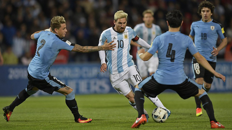 Leo Messi scores winner for Argentina against Suárez's Uruguay - FC ...