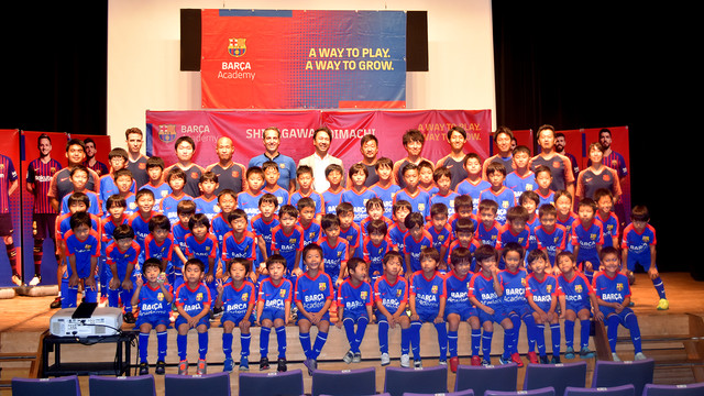Fotografia de família dels primers alumnes de la quarta Barça Academy japonesa.
