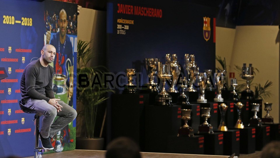 بالصور : تكریم ماسكیرانو قبل رحیله عن نادي برشلونة 67425496