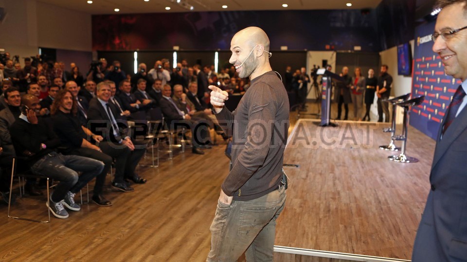 بالصور : تكریم ماسكیرانو قبل رحیله عن نادي برشلونة 67425249