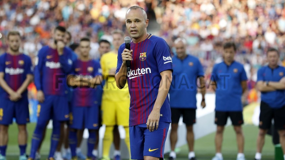 تقديم اللاعبين أمام جماهير برشلونة قبل مباراة كأس غامبر 51728919