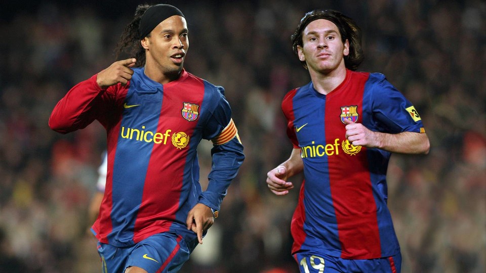 FC Barcelone: Ronaldinho veut retirer le N° 10 de Lionel Messi