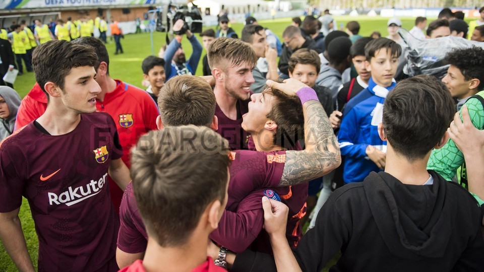 احتفالات لاعبي برشلونة تحت 19 سنة بلقب دوري أبطال أوروبا للشباب 79835899