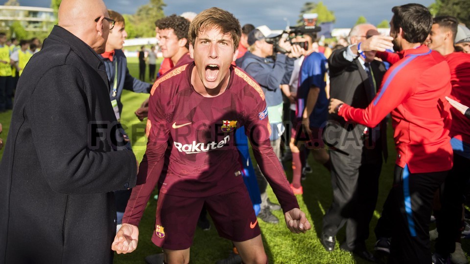 احتفالات لاعبي برشلونة تحت 19 سنة بلقب دوري أبطال أوروبا للشباب 79835935