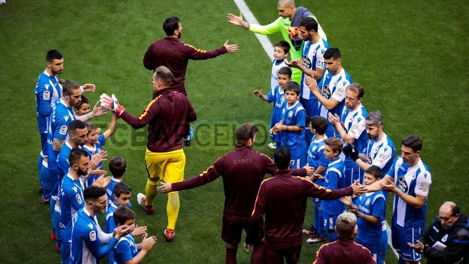 صور مباراة : ديبورتيفو لاكورنيا - برشلونة 2-4 ( 29-04-2018 )  80800545