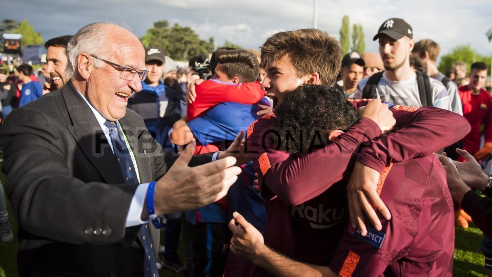احتفالات لاعبي برشلونة تحت 19 سنة بلقب دوري أبطال أوروبا للشباب 79835941