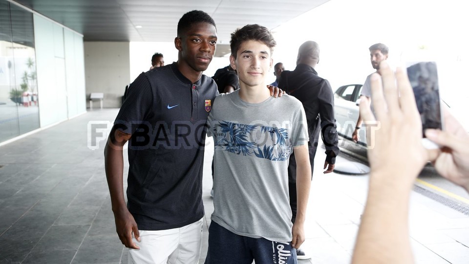 بالصور: وصول ديمبيليه إلى برشلونة 53029158