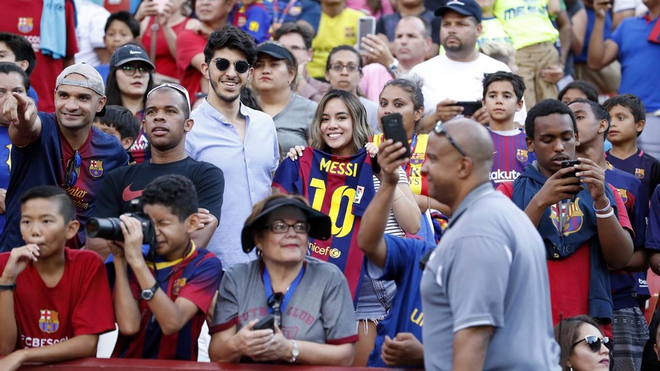 FC Barcelona fans in Washington DC metro area mirror team ...