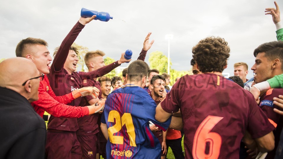 احتفالات لاعبي برشلونة تحت 19 سنة بلقب دوري أبطال أوروبا للشباب 79835947
