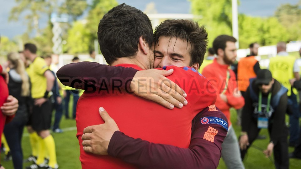 احتفالات لاعبي برشلونة تحت 19 سنة بلقب دوري أبطال أوروبا للشباب 79835953