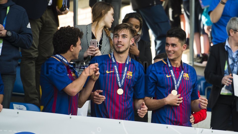 احتفالات لاعبي برشلونة تحت 19 سنة بلقب دوري أبطال أوروبا للشباب 79836209