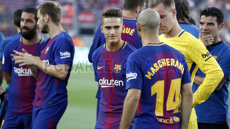 تقديم اللاعبين أمام جماهير برشلونة قبل مباراة كأس غامبر 51728901
