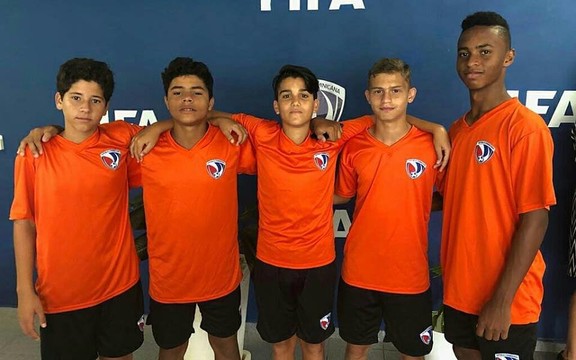 Els cinc jugadors de la Barça Academy República Dominicana seleccionats, procedents del Cadet Blau i del Cadet Grana.