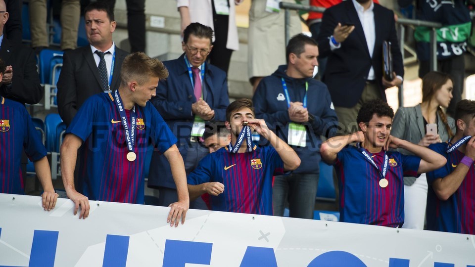 احتفالات لاعبي برشلونة تحت 19 سنة بلقب دوري أبطال أوروبا للشباب 79836215