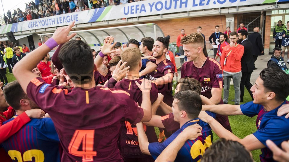 احتفالات لاعبي برشلونة تحت 19 سنة بلقب دوري أبطال أوروبا للشباب 79835965