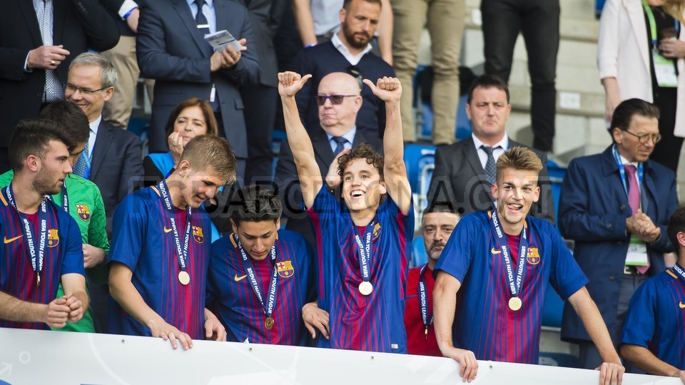 احتفالات لاعبي برشلونة تحت 19 سنة بلقب دوري أبطال أوروبا للشباب 79836221
