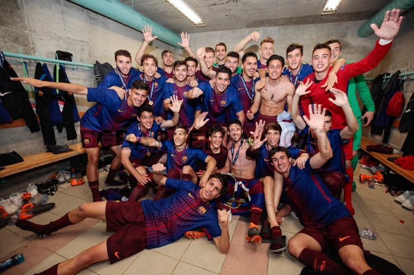 احتفالات لاعبي برشلونة تحت 19 سنة بلقب دوري أبطال أوروبا للشباب 79831363