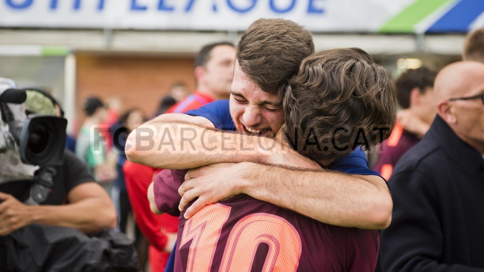احتفالات لاعبي برشلونة تحت 19 سنة بلقب دوري أبطال أوروبا للشباب 79835971